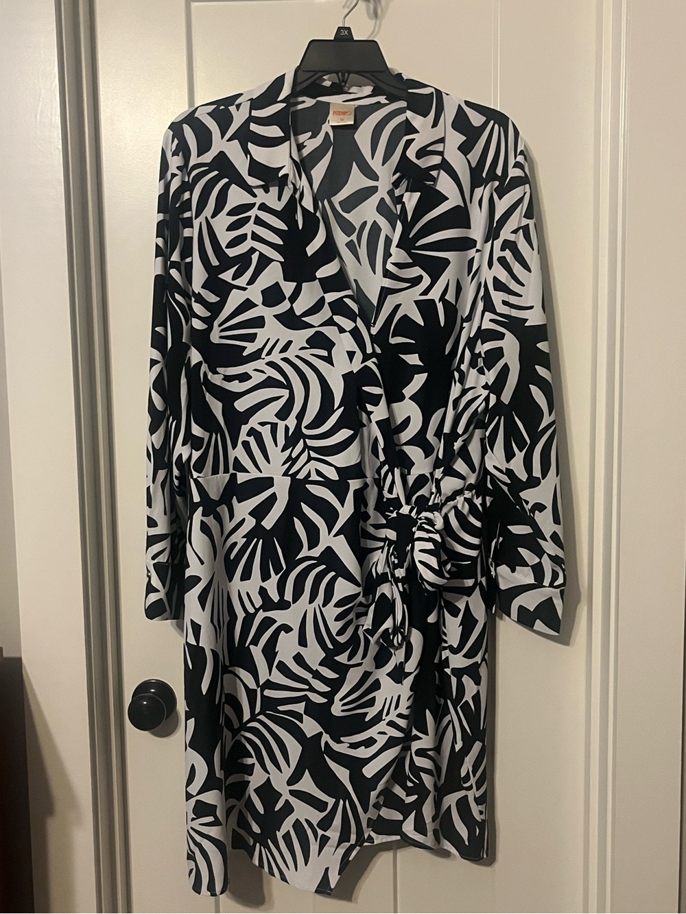 Black & White Leaf Print Faux Wrap Dress size 3X. New condition.